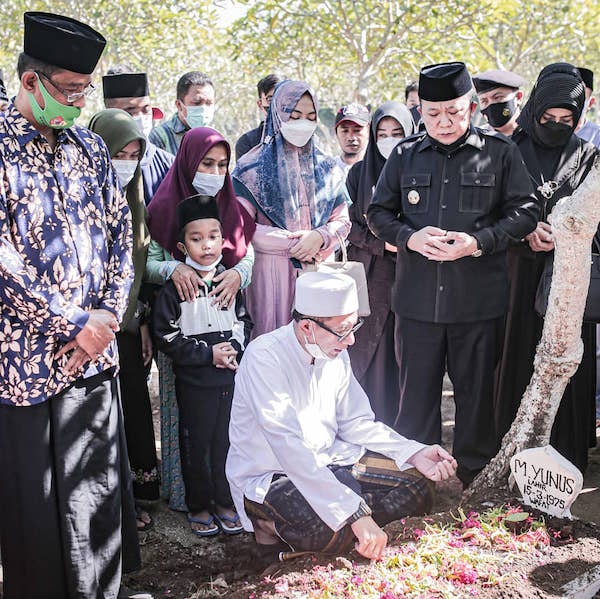 Bupati dan Wabup Jember Antar Almarhum Yunus Irama, Seniman Kencong, ke Peristirahatan Abadi